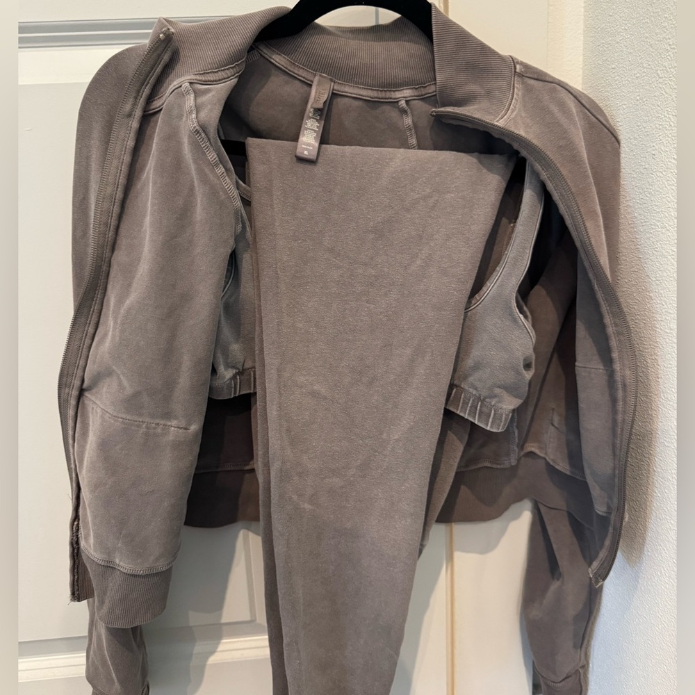 Skims Outdoor Basic Set. Comes with top, bottom, and sweatshirt all in size XL